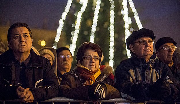 „Mi dolgozunk, ti loptok. Mi tüntetünk, ti buktok.”