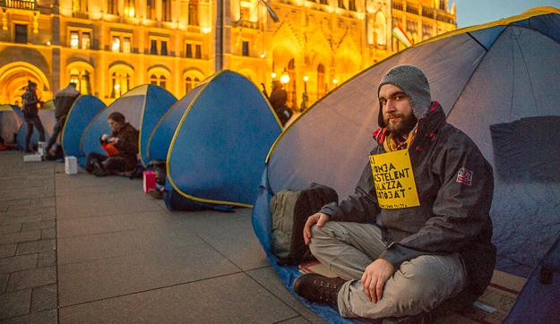 A politika, amely a mélybe taszít