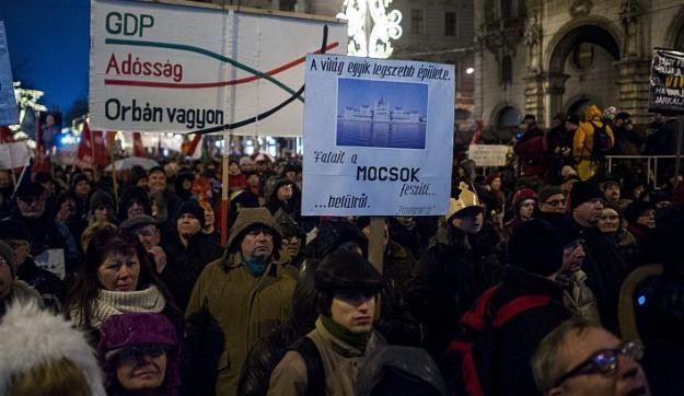 Rendszerváltást mindennap! – Tüntetés az Operánál