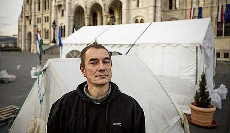 Tuareg a kapuknál – Ki az ördög az Országház előtti sátras tüntetés vezetője?