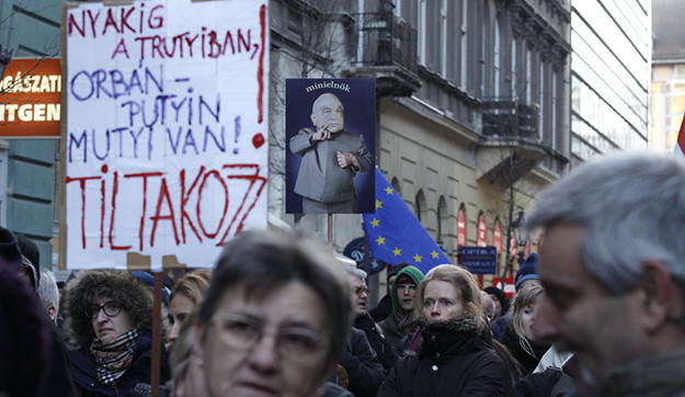 „Drága Angela, ugye látod, mi folyik itt?”