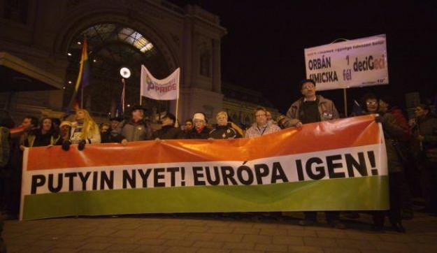 „Éljen a tüntető tömeg!” – Putyin nyet, Európa igen!