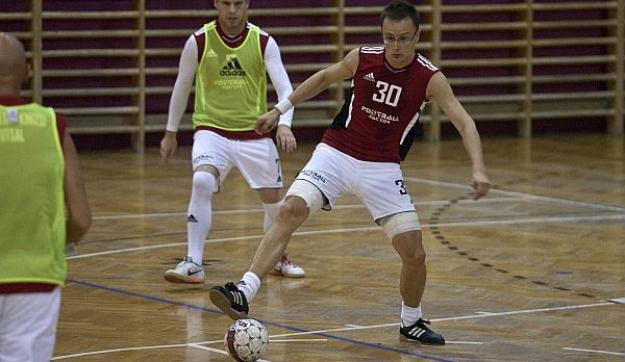 Szénné égette magát a magyar diplomata, holnap már tuti Szijjártóval futsalozik