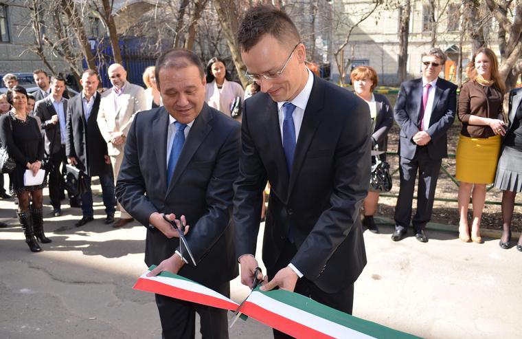 Szijjártó Péter és Tarsoly Csaba 2013-ban magyar kereskedőházat nyitott meg Moszkvában, amelyet a magyar állam a Quaestor-csoporttal együttműködve hozott létre