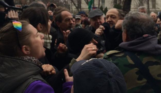 Balhé a Nemzeti Múzeum előtt – Képek!