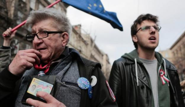 „Ez a mi ünnepségünk!” – Dulakodás, buzizás, zsidózás a Nemzeti Múzeum előtt