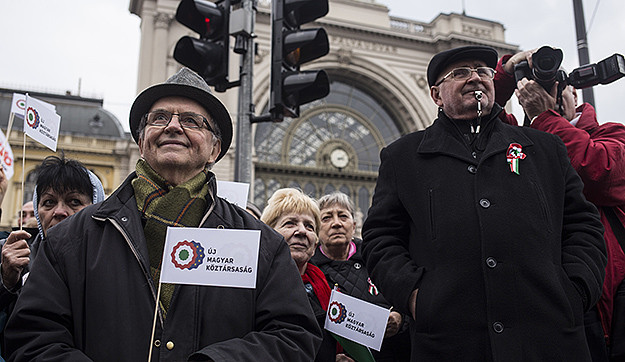 Ellenzéki tüntetés – „Népszavazást! Ez az új varázsige!”