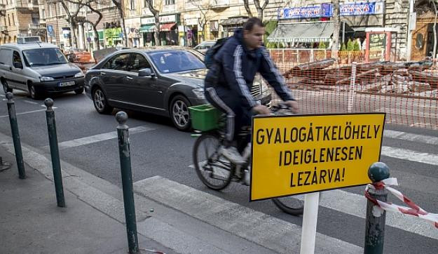 Két keréken a körúti káoszban – Még hogy ideiglenes biciklisáv?