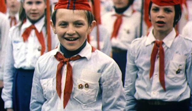 Orbánék miatt túltolták a szervilizmust az iskolákban. Meg az óvodákban