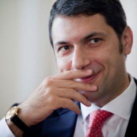 Lázár izomból hazudik, közben milliárdok mállanak a semmibe