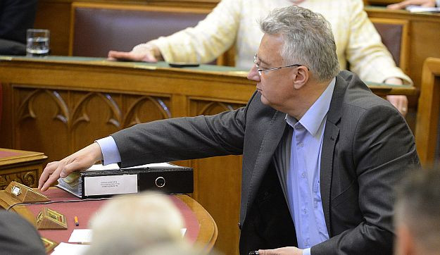 Semjén kalandja az örökkévalósággal, Zalatnay esete a varázsgombával