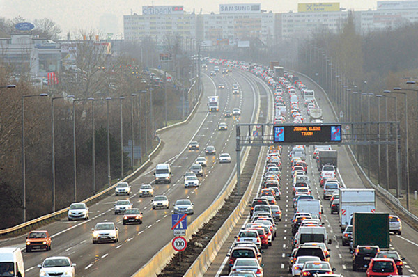 Még át sem adták, de máris fizetőssé vált az M4-es egy szakasza