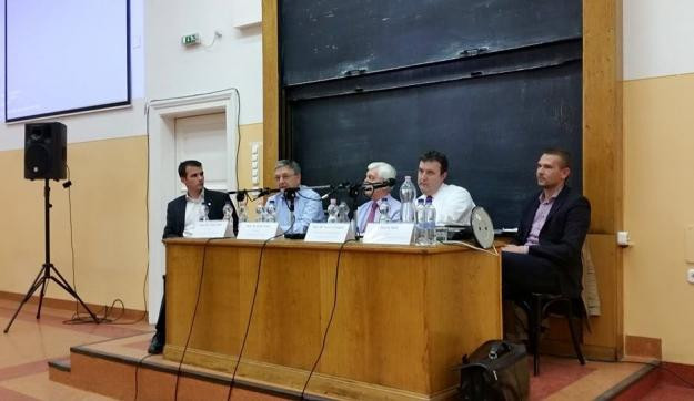 Szembenézett a tüntető diákokkal az államtitkár