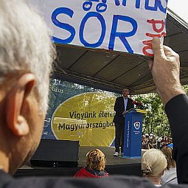 Ingyenvíz, halálbüntetés, nemi erőszak és önfényezés a munka ünnepén