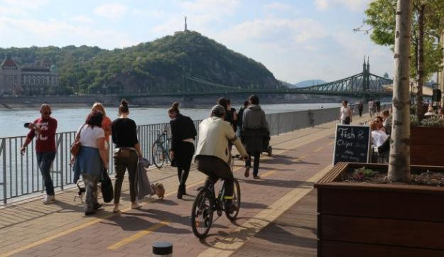 Pincérek életveszélyben – Budapest legértelmetlenebb bicikliútja 