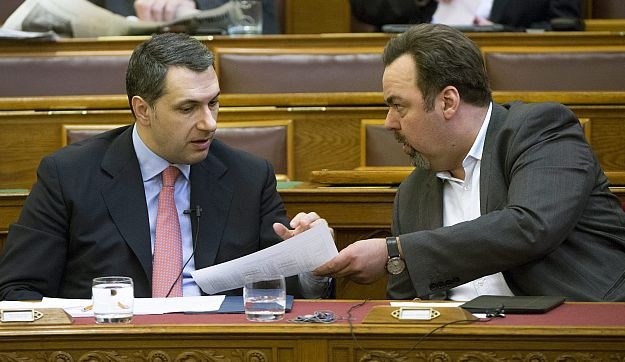 Ki ver éket Lázár és Orbán közé? 