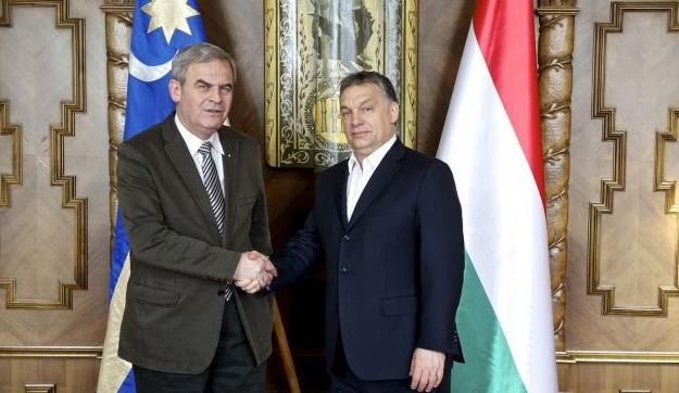 Egy csodálatos barátság vége: Tőkés László közönség előtt köpködi Orbán Viktort