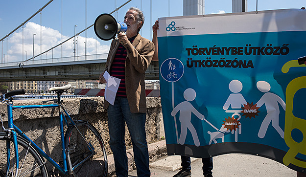 „Ez törvénysértés” – Tiltakoznak az elbontott kerékpárút miatt