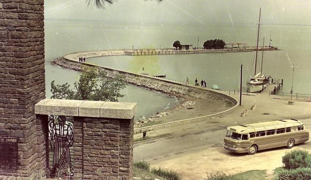 Tengerpart, pártutasításra - A dolgozók tava