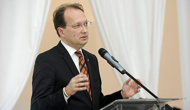 Még a független színházak sem veszélyeztethetik a költségvetés egyensúlyát!