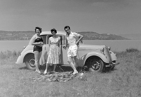 Zamárdi, 1958 - a háttérben Tihany, előtte a Tatra