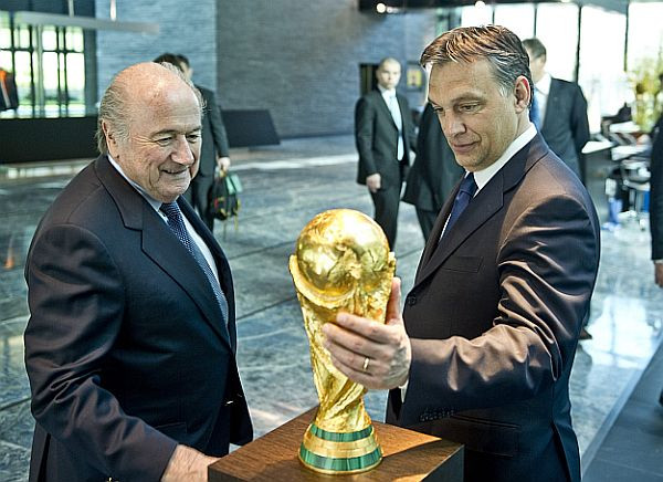 Orbán Viktor sms-ben gratulált a korrupciós vádak alól felmentett Sepp Blatternek