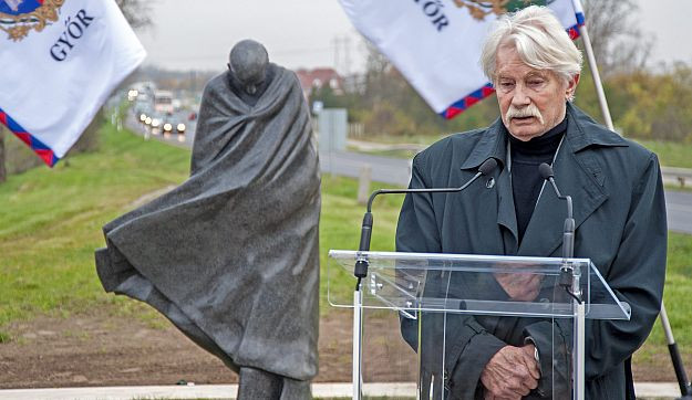 Szoborpark lesz a felcsúti stadionban Melocco műveivel, csak még előbb ezt egy kicsit lerakjuk ide…