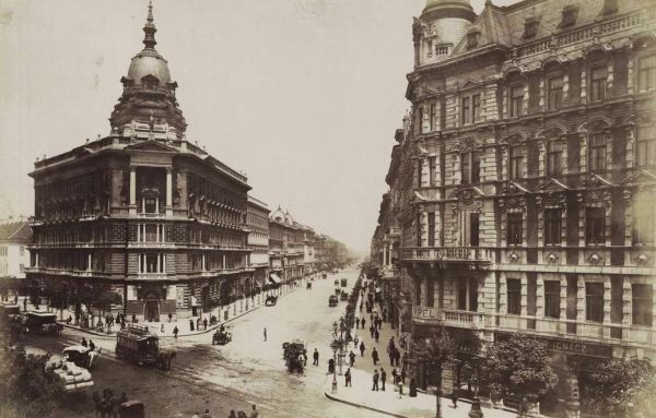 Bajcsy-Zsilinszky út (Váci körút) - Andrássy út sarok, balra a Foncière-palota. A felvétel 1890 után készült