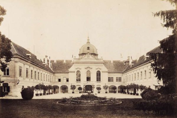 A gödöllői Királyi Kastély és udvara. A felvétel 1895-1899 között készült