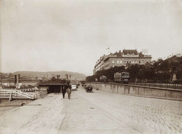 A pesti alsó rakpart a Petőfi térnél a Lánchid és a Dunakorzó felé nézve. A felvétel 1890 után készült