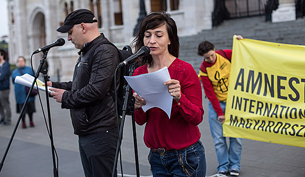 Hullazsákban fekve – Menekültek estéje a Kossuth téren