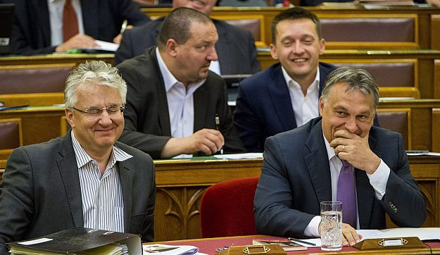 Ha normális országban élnénk, egy ilyen nap után elsöpörné a kormányt a népharag