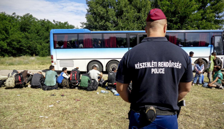 Szánalom és félelem - Így látják a kerítést a határ két oldalán