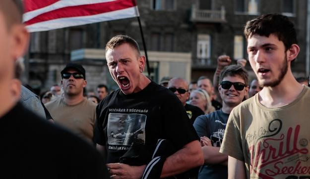 Demonstráció a Keletinél – Szélsőségesek mentenék meg Magyarországot és Európát a bevándorlóktól