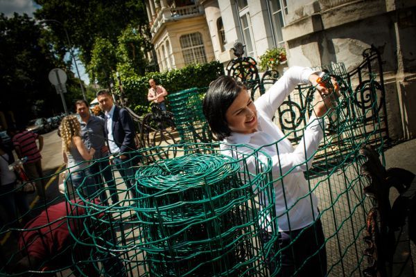Kunhalmi múlt héten kerítést vont a Fidesz-székház köré
