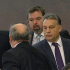 Orbán nyomott egy barackot L. Simon kobakjára