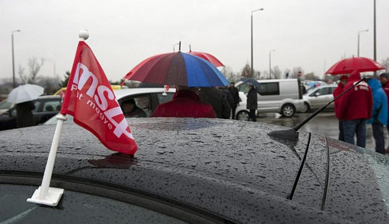 Először lapított az MSZP, aztán hihetetlen érvvel védte meg trafikmutyis képviselőjét