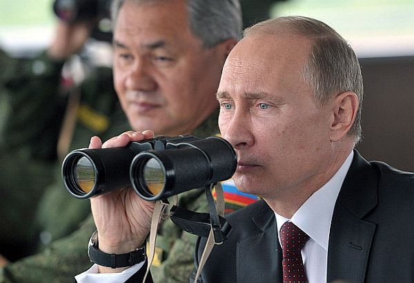 Putyin szemrevételez egy hadgyakorlatot 2013-ban