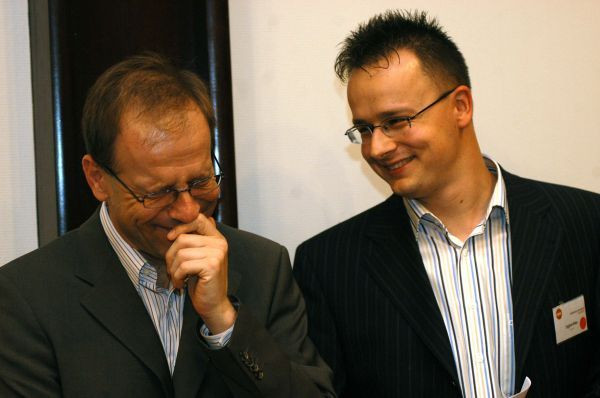 Újabb halom pénzek a fideszes haveroknak, két bank kivonul az országból
