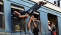 Fotó: Hihetetlen technikával szállt fel a zsúfolt vonatra egy menekült