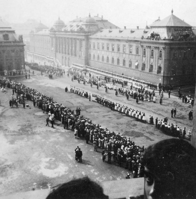 1939 - Valahol Budapesten a Szent Jobbal