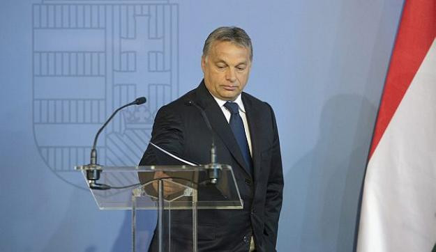 Üzenik Orbánnak: lásd az embert a menekültben!