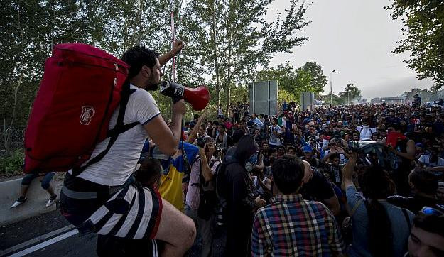 Teljes a káosz a határon, a szomszédos országok embertelennek tartják a magyar kormányt