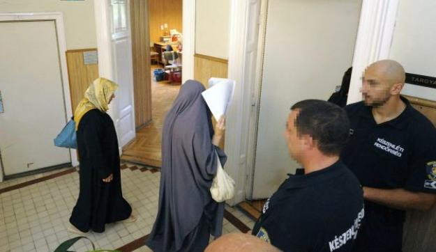 Így zajlik egy többórás tárgyalás a szegedi bíróságon, ami úgyis kiutasítással végződik 