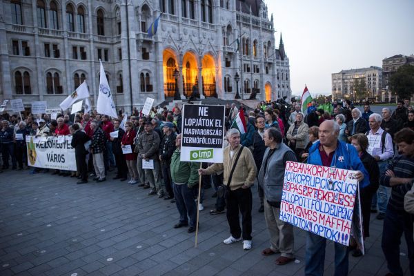 	Az állami földek eladása ellen demonstráltak ellenzéki pártok a Kossuth téren  