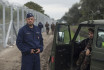 Gépfegyverektől roskadozó járművek és állig felfegyverzett katonák a horvát határon