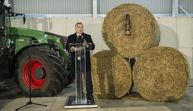 Kis zacskókban vittek magyar termőföldet Orbán házához, aki azt hamarosan szétosztja a barátai között