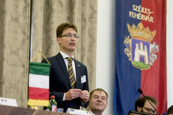 Cser-Palkovics szerint is érdemes változtatni a közmédia kiegyensúlyozottságán
