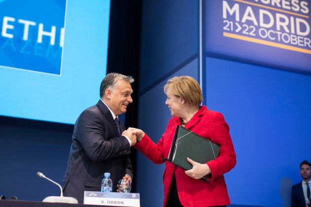 Orbán és Merkel októberv22-én az Európai Néppárt kongresszusán