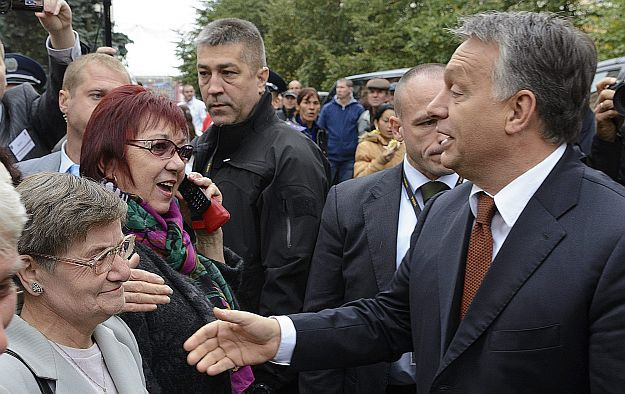 A kormányzati propaganda szerint a TEK-nek kell megvédenie Orbán családját a menekültektől